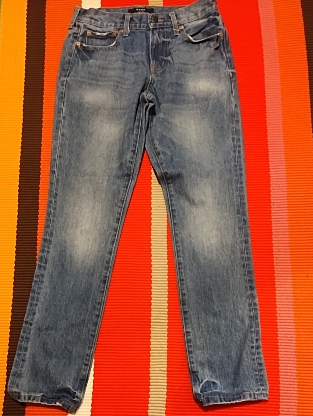 Straight Fit Men’s Denim Jeans in Washed Blue 28/32" Distressed.